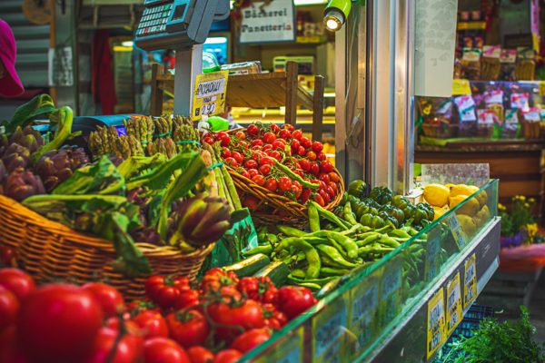 野菜が並ぶ市場
